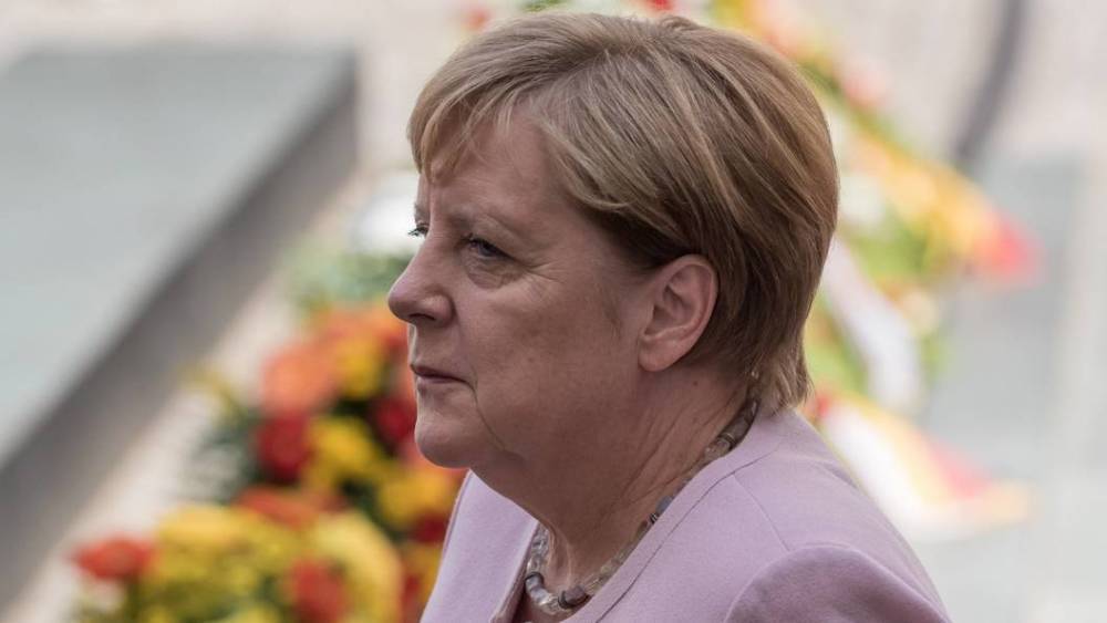 Где Меркель? После юбилея и ухода в отпуск СМИ потеряли "дрожащего канцлера"