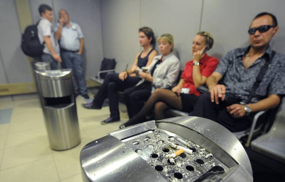 В Госдуме предложили сделать вход в курилки аэропортов платным