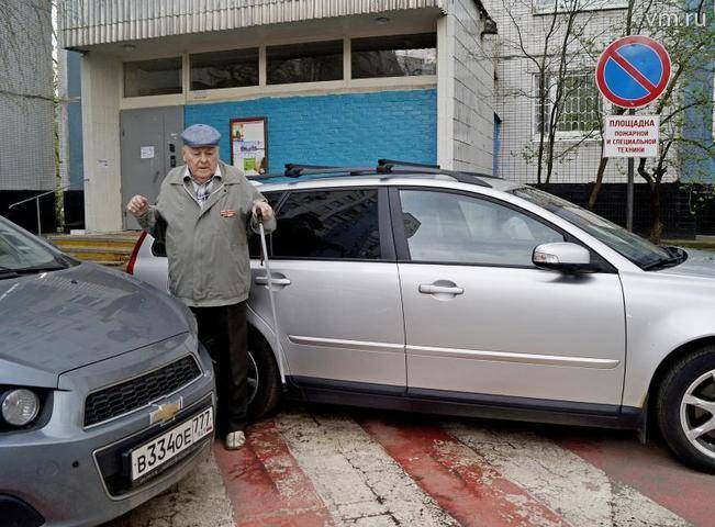 Размеры парковочных мест могут сократить в Москве