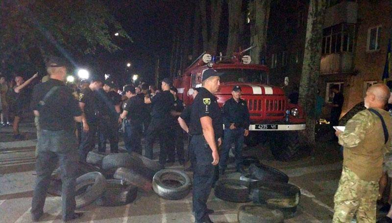 На Донбассе после выборов в Раду разгорается «Майдан» — манифестанты вооружаются шинами