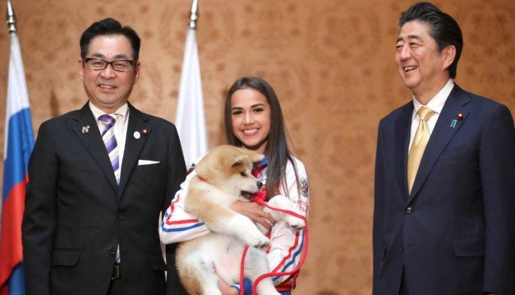 Загитова подарила премьеру Японии плюшевую собаку породы акита-ину