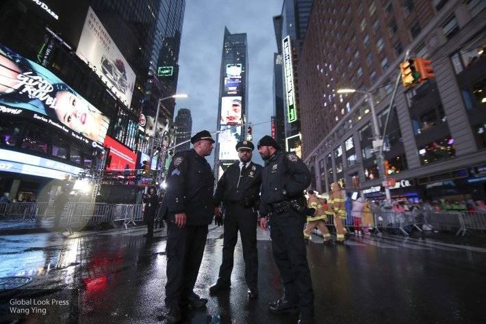 Нью-йоркские хулиганы обливали правоохранителей водой и снимали на видео