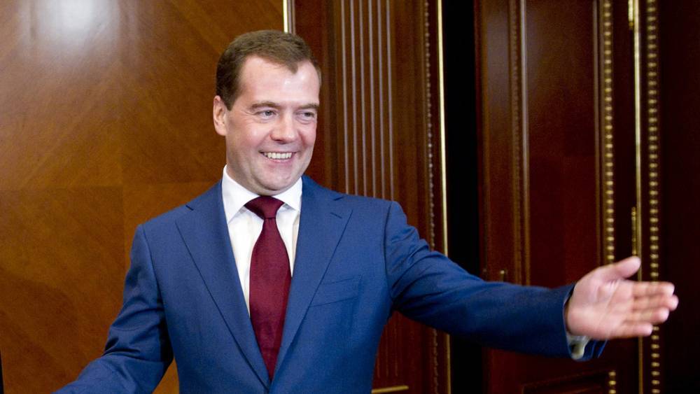 "Дмитрий Анатольевич шутит": Медведев ответил пользователям Сети всего одним словом