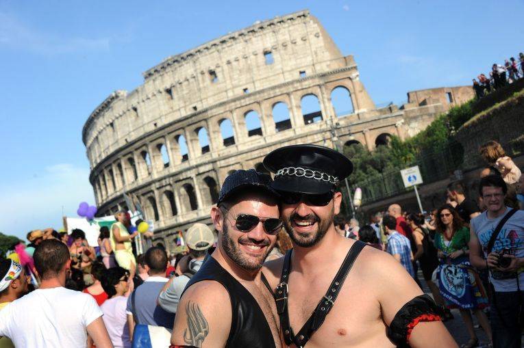 В Италии соцработник отбирала детей у родных семей и передавала в гей-пары, где им навязывали однополые пристрастия