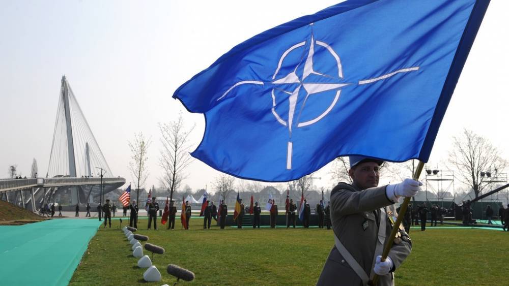 "Порвать экономику России в клочья": В НАТО попытались "расшифровать" понятие "гибридных войн"