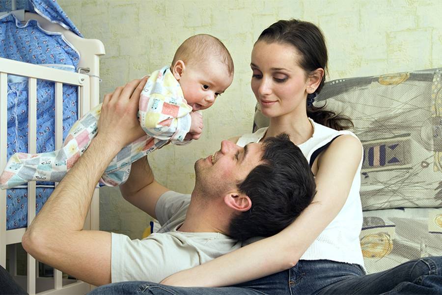 В Глазове две студенческие семьи получили по сто тысяч рублей за рождение первенца