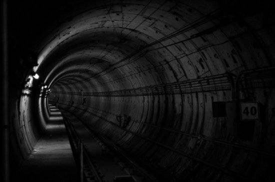 В метро Петербурга объяснили, почему поезда в тоннелях едут под наклоном