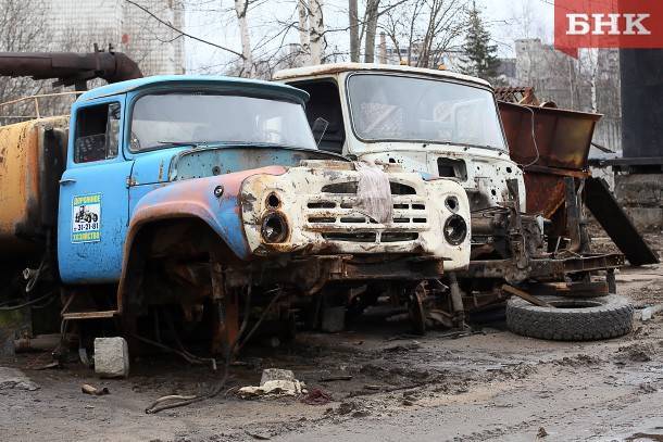 Мэрия Сыктывкара в третий раз объявила аукцион на перевозку и хранение 20 бесхозных автомобилей