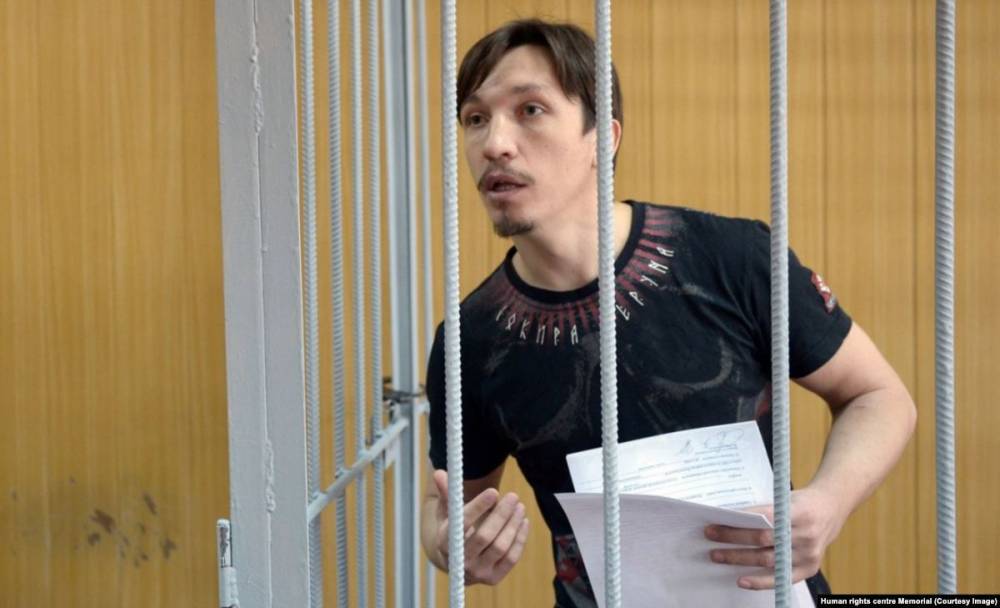 Активист, осуждённый за акцию "Он вам не Димон", вышел на свободу