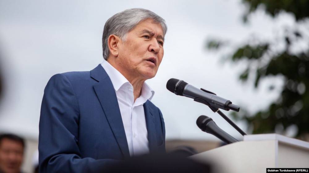 Бывший президент Кыргызстана вылетел в Москву с российской авиабазы