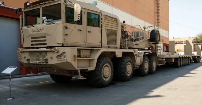 На МЗКТ показали 42-метровый автопоезд для перевозки танков