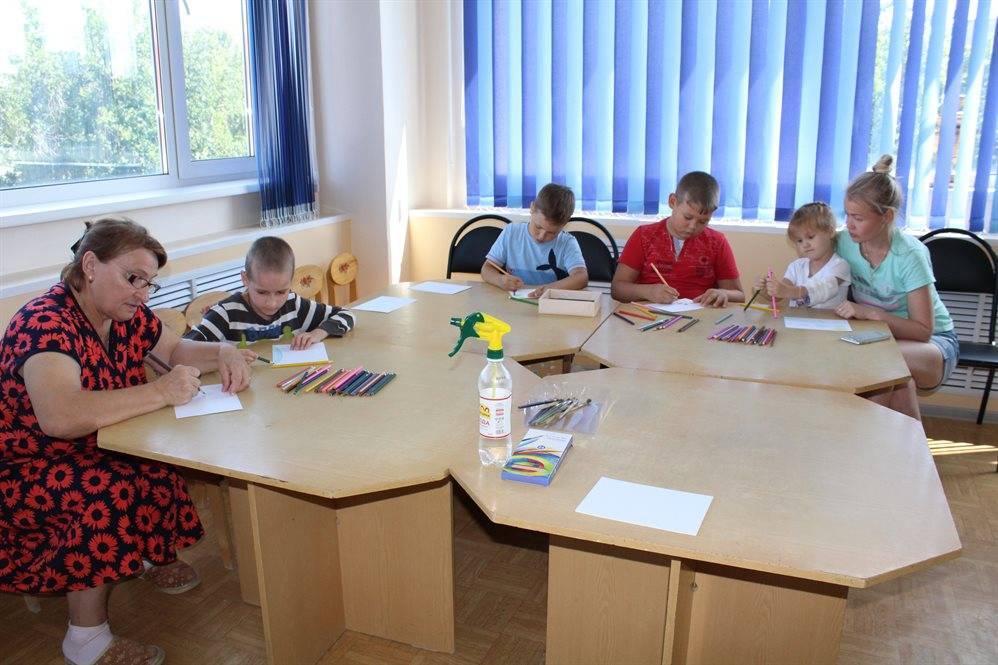 Ульяновских ребятишек учили рисовать семью