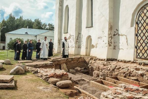 В Великом Новгороде обнаружили древние саркофаги знатных бояр