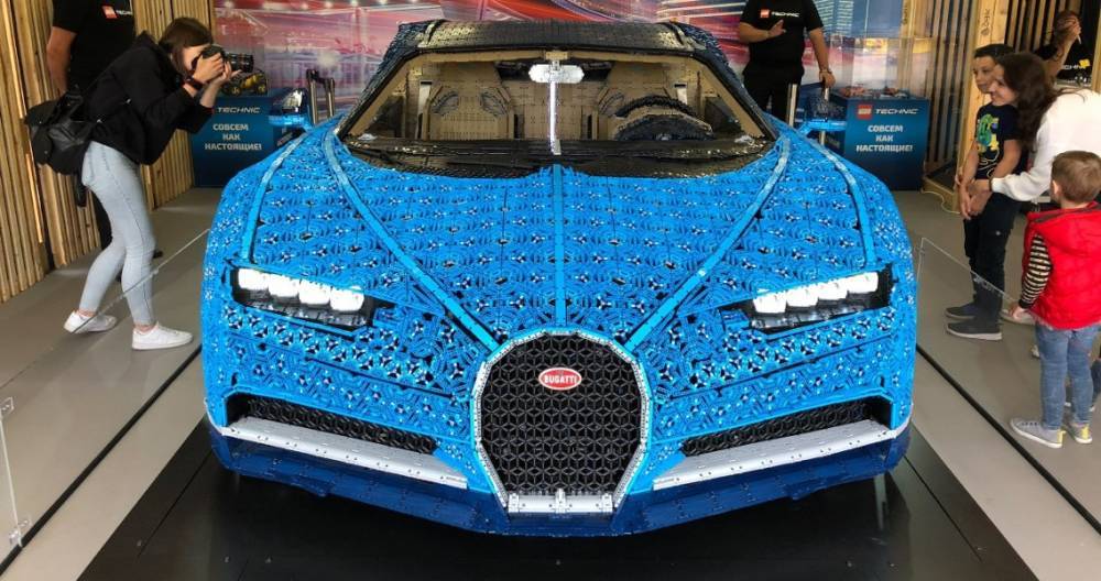 В Парке Горького выставили Bugatti из миллиона деталей Lego