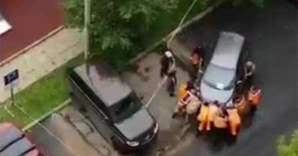 Борьба московских коммунальщиков с мешающими автомобилями попала на видео
