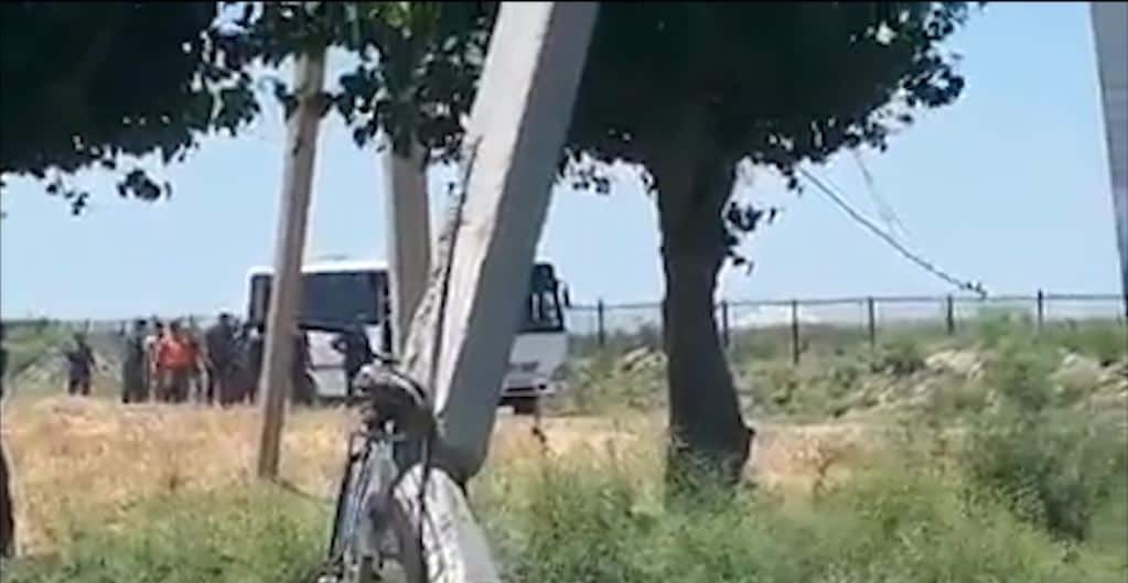 Фермеров заперли в автобусе при 50-градусной жаре в Узбекистане (видео)