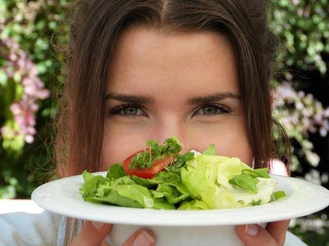 Эксперт разъяснила пользу салата с горчинкой