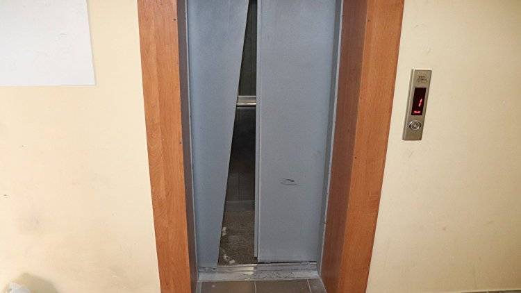 Три человека пострадали из-за поломки лифта в Севастополе