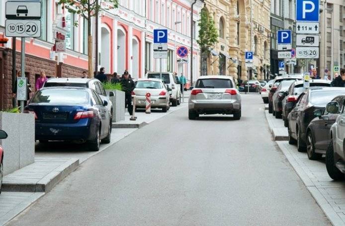В российских городах хотят сузить парковочные места