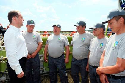 Медведев поручил внести потребности аграриев в нацпроект