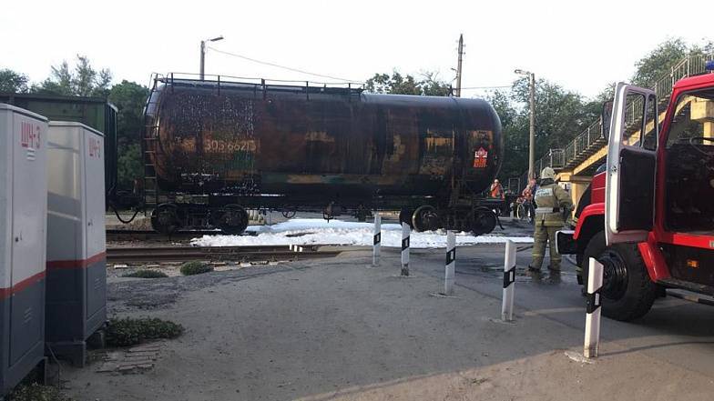 На железнодорожной станции в Азове загорелась цистерна