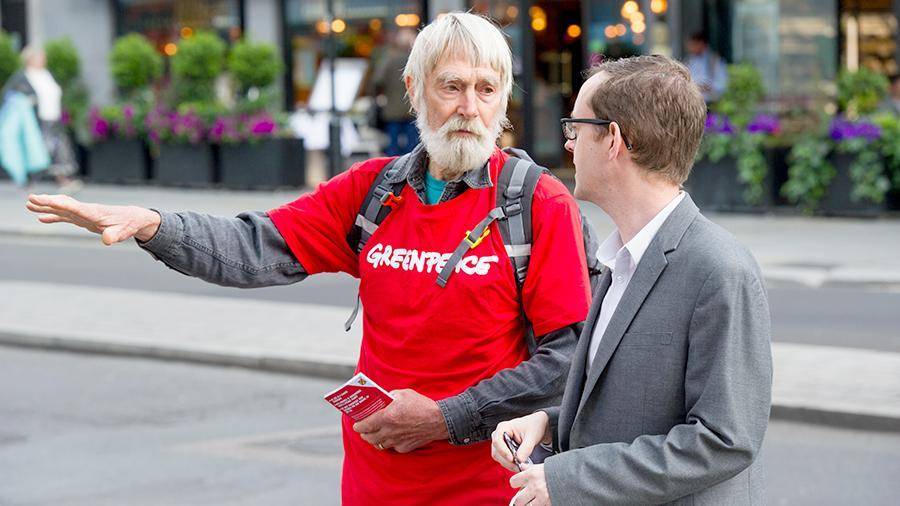 Активисты Greenpeace преградили дорогу машине Джонсона в Лондоне