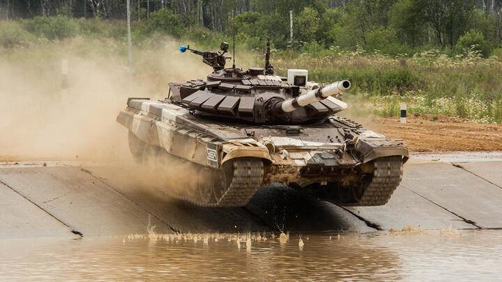 В состязаниях по танковому биатлону в России участвуют лучшие танковые экипажи из 25 стран мира