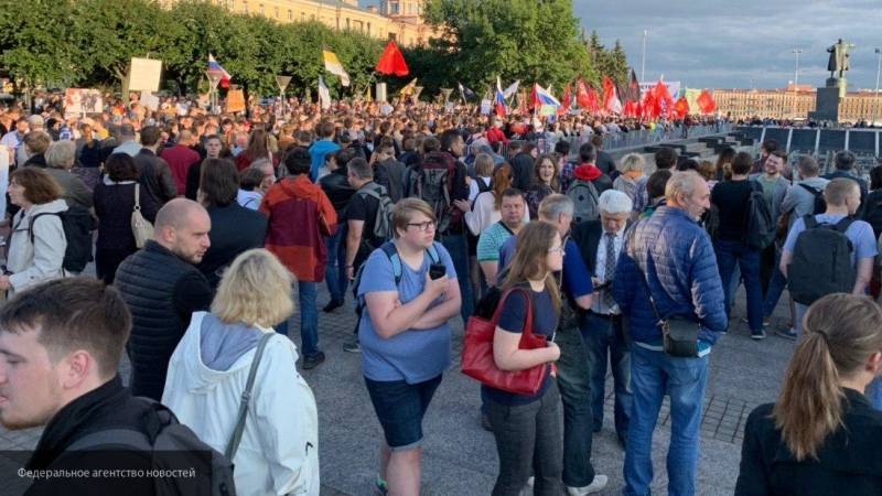 Митинг в Петербурге массово покидают участники