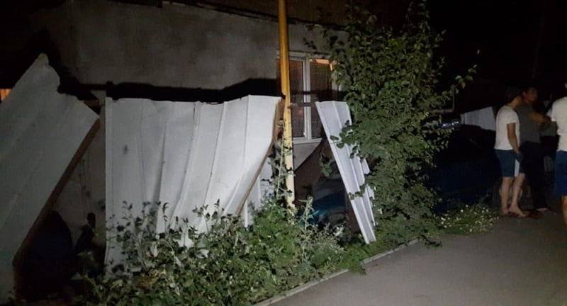 Жена дернула руль: автомобиль сбил 63-летнего мужчину и врезался в дом в Алматы (фото)