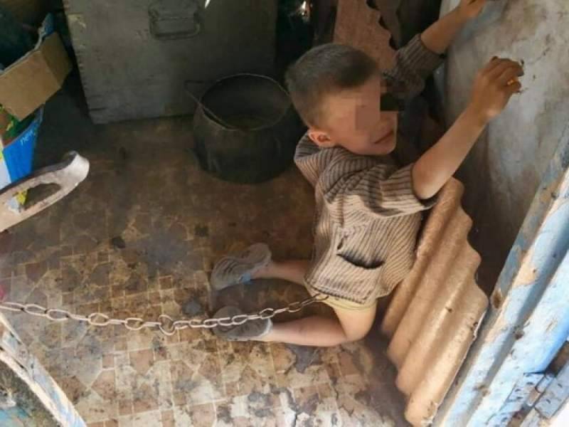 На Кубани отец держал сына на железной цепи в сарае