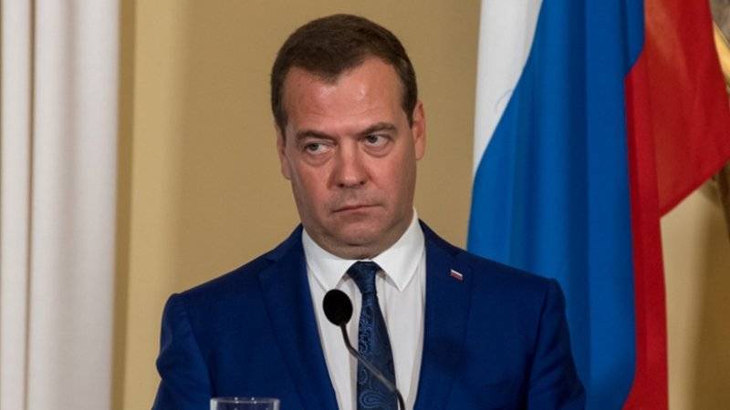 Медведев раскритиковал слова хабаровского губернатора о пожаре в лагере