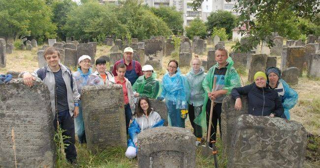 Киевские студенты исследовали 500 еврейских надгробий в Калуше