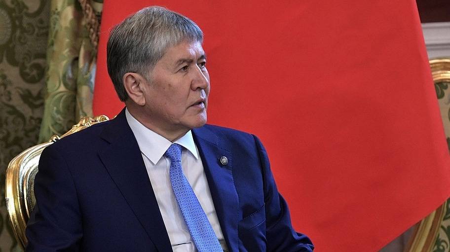 Атамбаев улетел в Москву с российской авиабазы в Кыргызстане