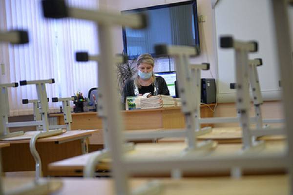 Зарплаты четверти учителей оказались ниже 15 тысяч рублей