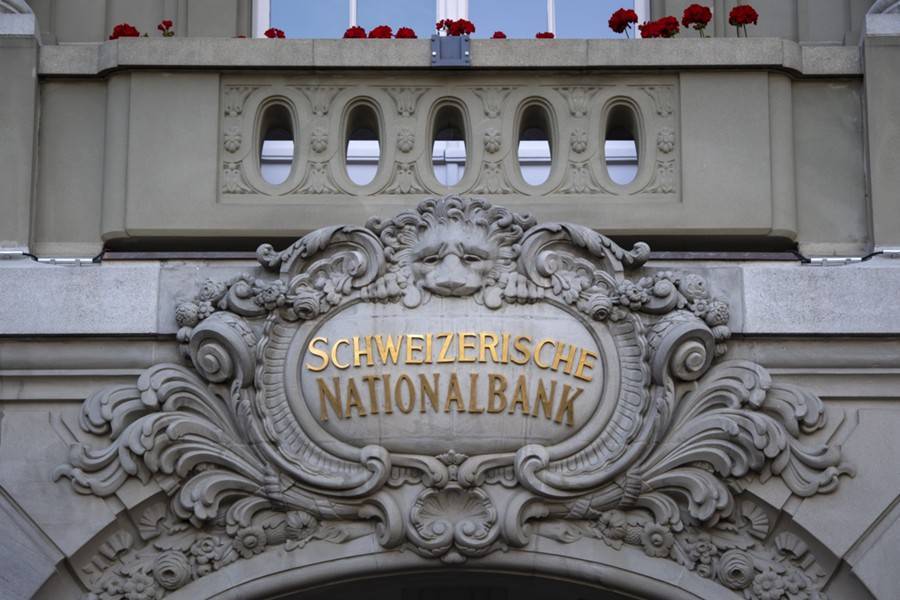 Швейцарские банки стали доплачивать заемщикам за кредиты