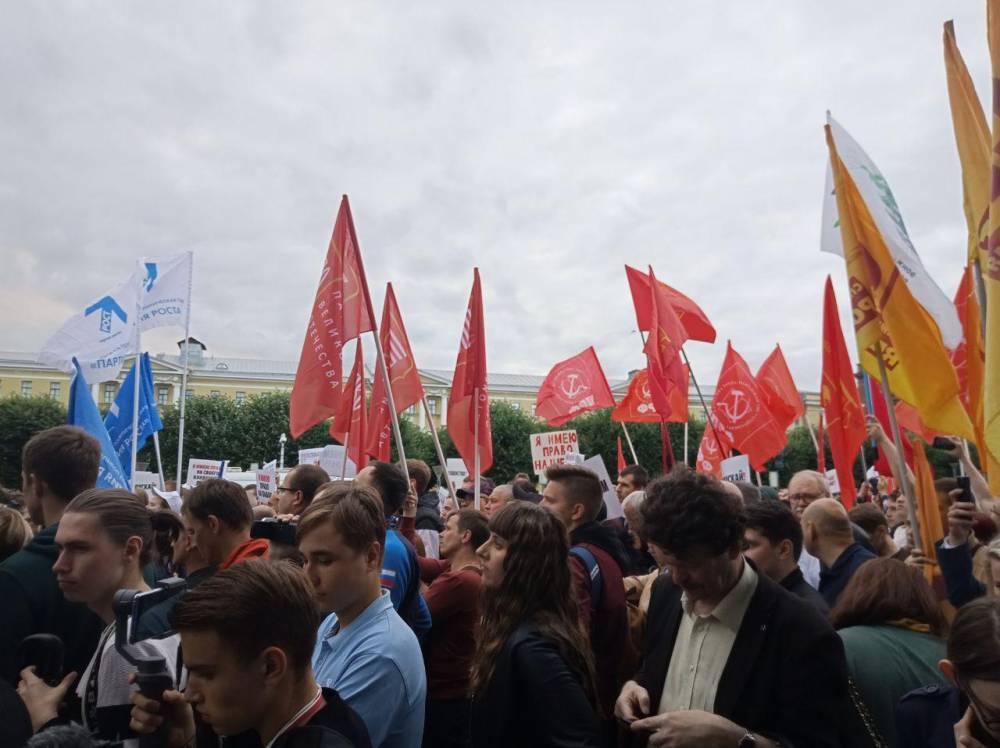 На митинге оппозиции в Питере развернули флаги Украины и ЕС