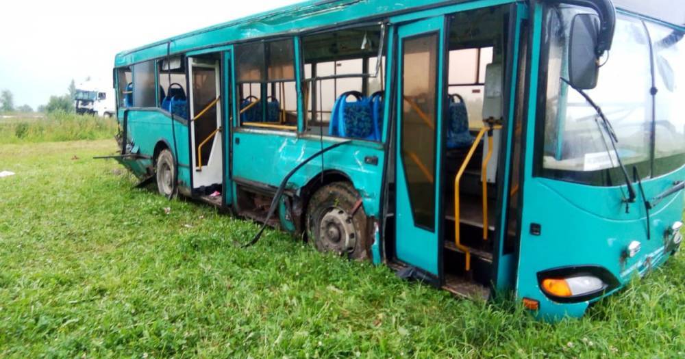 В аварии с пассажирским автобусом пострадало 16 человек, двое тяжелых