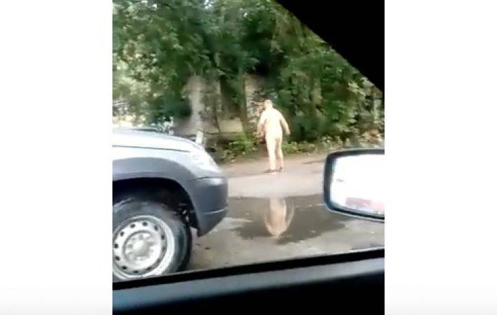 В Воронеже абсолютно голый мужчина принимал «дозу» прямо на улице - Новости Воронежа