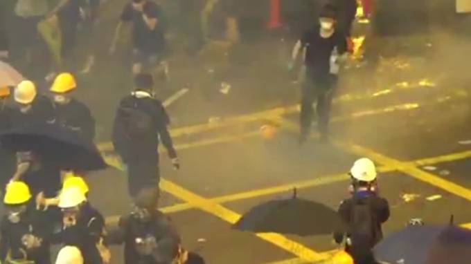 Гонконг: Полиция разогнала демонстрантов слезоточивым газом