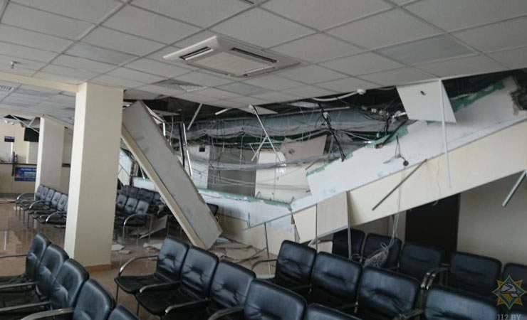 Серьезное ЧП&nbsp;в&nbsp;Минске в&nbsp;литовском визовом центре: обрушился потолок&nbsp;— фото