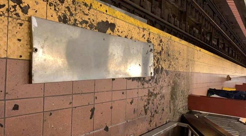 В метро Нью-Йорка 18-летнего парня едва не убила упавшая металлическая пластина (фото)