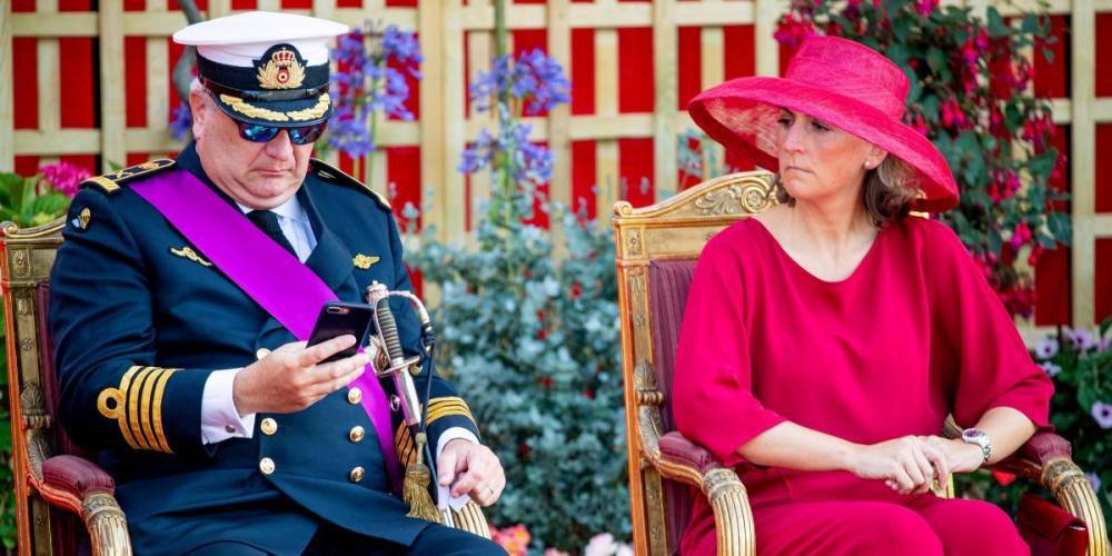 Бельгийский принц в очередной раз пропустил гимн страны, копаясь в смартфоне