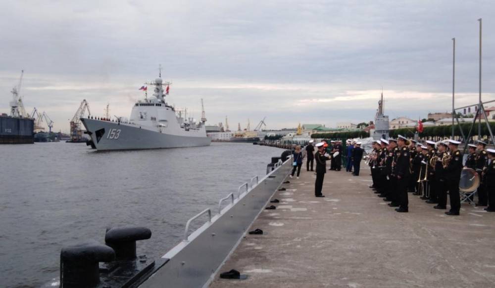В Петербурге пришвартовался ракетный миноносец ВМС Китая