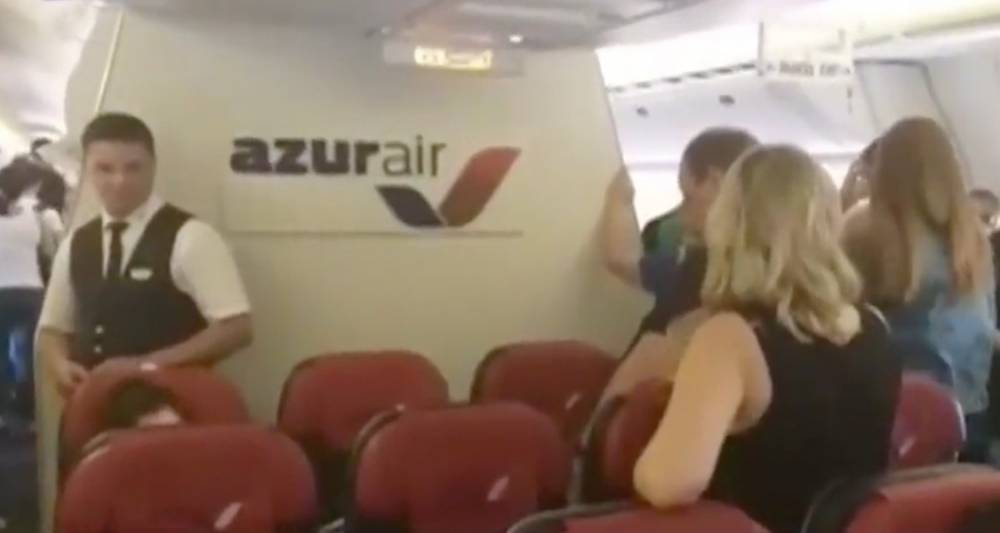 Часть пассажиров с задержанного рейса Azur Air вылетела из Внукова