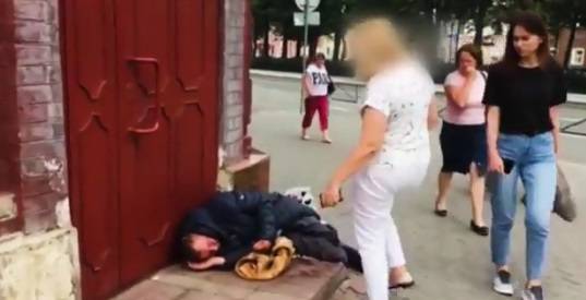 Видео: в Перми чиновница попинала ногами спящего бездомного. РЕН ТВ