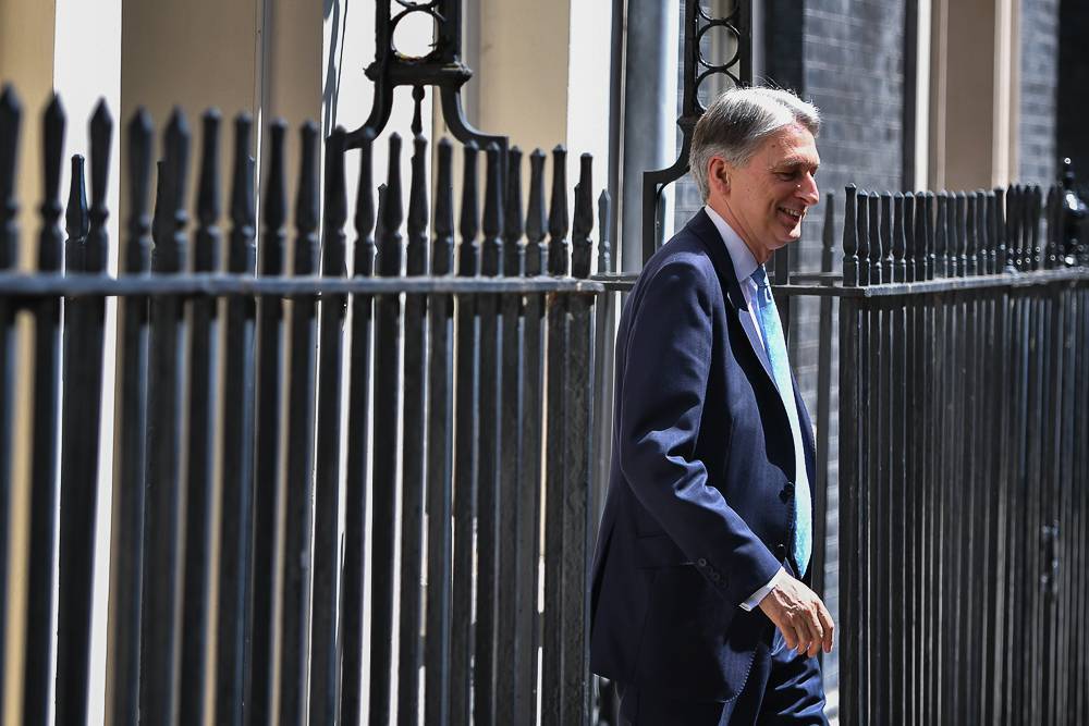 Министр финансов Великобритании подал в отставку после избрания Джонсона лидером консерваторов