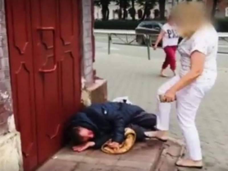 "Вставай и уходи": чиновница в Перми отпинала ногами спящего бездомного
