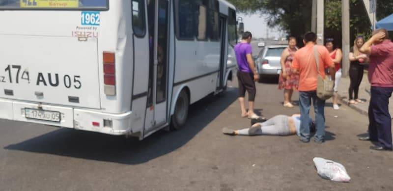 Смотрела в экран телефона: девушка выпала из автобуса в Алматы (фото)