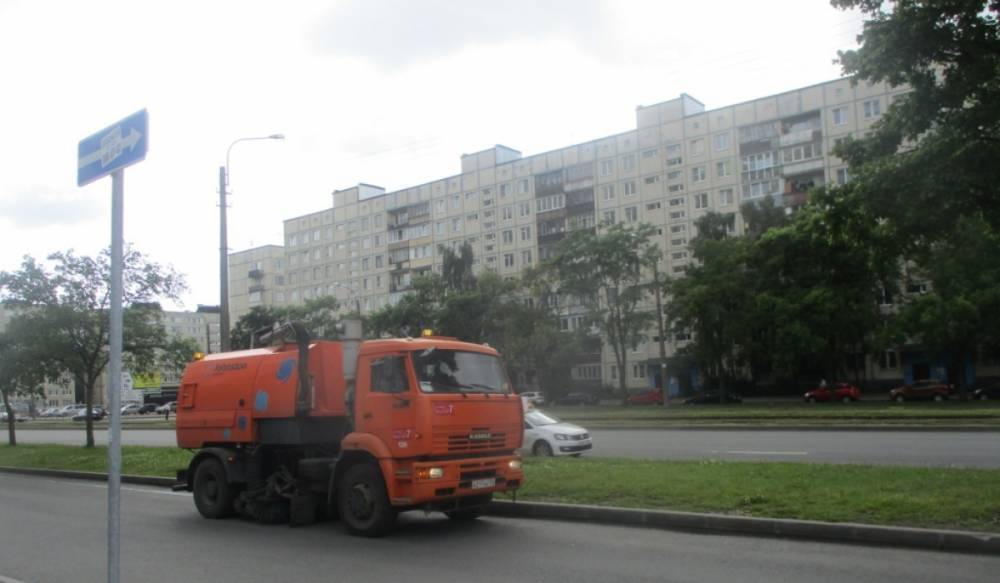 С улиц Петербурга за неделю вывезли более 2 тысяч тонн загрязнений