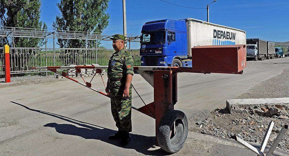 Конфликт на кыргызско-таджикской границе: милиционеров закидали камнями